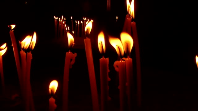 Innerhalb-der-orthodoxen-Kirche-Kerzen-sind-ans-brennende-Menschen-Licht-einer-Kerze-Symbol-in-der-Kirche-Kerzen-Kerzen-spiegeln-sich-im-Glas-des-Symbols-mit-dem-Bild-des-Christus-Religion