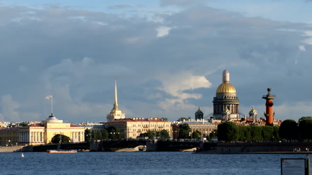 Puente-de-Palacio-de-Catedral,-el-Ministerio-de-Marina,-de-Isaac-en-la-puesta-de-sol-en-el-verano---San-Petersburgo,-Rusia