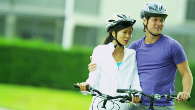 Asiatische-chinesische-junge-Paar-gesund-Leben-Radsport-fitness