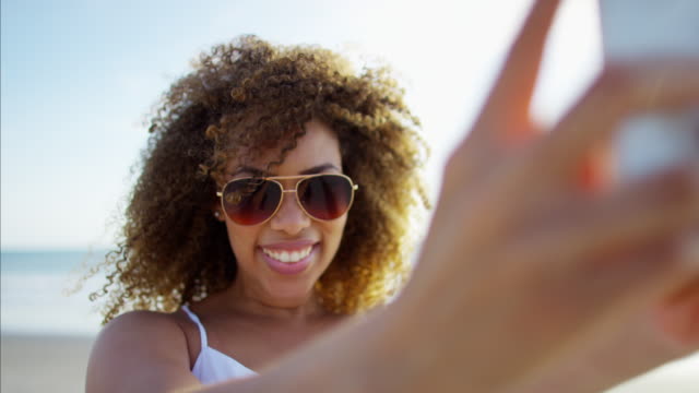 Wollüstig-afroamerikanische-Frauen-SMS-mit-Smartphone