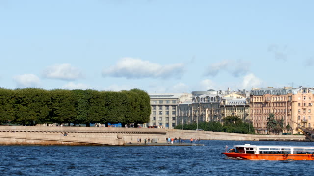 Spit-of-The-Vasilievsky-island-and-tour-boat-on-The-Neva-river-in-the-summer---St.-Petersburg,-Russia