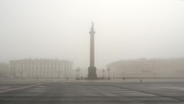 Alexander-Column-on-the-Palace-Square-in-a-foggy-morning