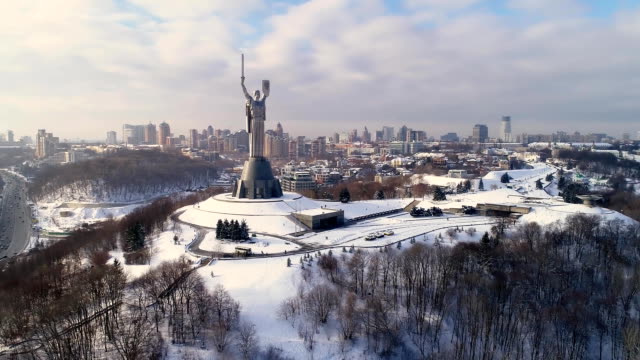 Denkmal-Mutterland-im-Winter,-Kiew,-Ukraine