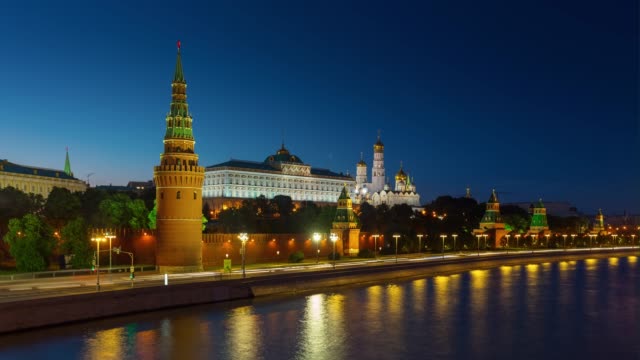 nahezu-Dämmerung-beleuchtet-Moskau-Fluss-Kreml-Verkehr-Bucht-Panorama-4-k-Zeit-hinfällig,-Russland