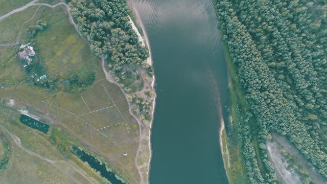 Luftaufnahme.-Flug-über-den-schönen-Fluss.-Luftbildkamera-erschossen.-Panorama-der-Landschaft.