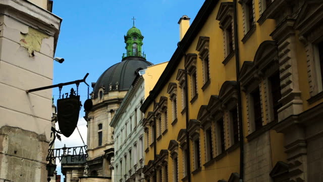 Dominican-church-top-behind-pharmacy-museum-in-old-town-of-Lviv,-sightseeing