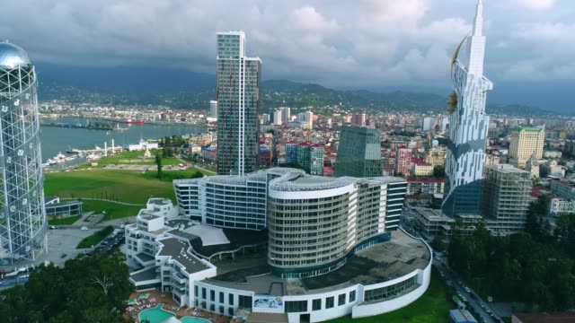 Edificios-modernos-de-Batumi-de-arriba