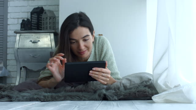 Schöne-Frau-mit-Tablet-pc-im-Internet-surfen