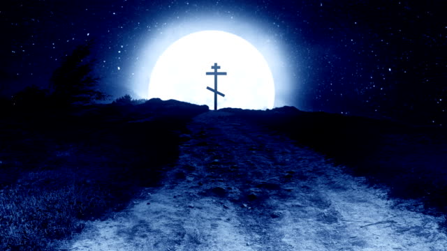 Orthodoxes-Kreuz-auf-einem-Hügel-in-der-Nacht-mit-dem-Mond-im-Hintergrund.