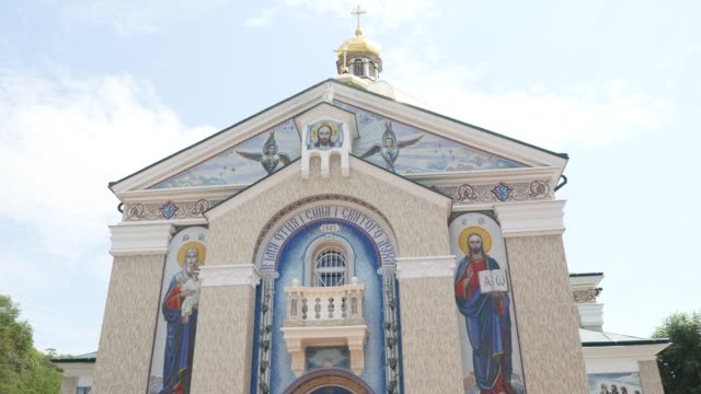 Hermosa-iglesia-ortodoxa-contra-un-fondo-de-cielo-azul-brillante