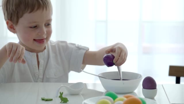 Frohe-Ostern!-Zwei-Jungen-Spaß-Bemalen-und-dekorieren-Eier-für-Urlaub