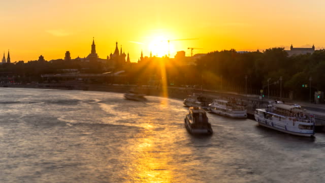 puesta-de-sol,-vistas-de-la-ciudad-y-el-movimiento-de-embarcaciones-de-recreo-en-el-río-Moscú,-lapso-de-tiempo