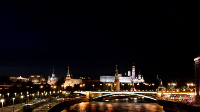 Kremlin-de-Moscú-y-el-terraplén-en-un-lapso-de-tiempo-de-noche-de-verano