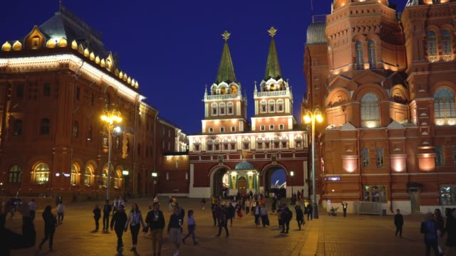 Plaza-Roja,-Moscú,-Rusia.-Paseo-de-noche-por-la-Plaza-Roja-iluminada-cerca-del-Museo-histórico