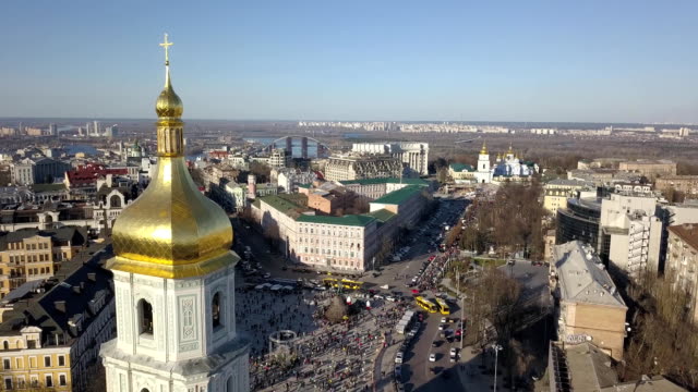Eine-Vogelperspektive-Panoramavideo-aus-die-Drohne-in-FullHD-der-Saint-Sophia-Cathedral,-Sofiyivska-Square,-linken-Ufer-der-Stadt-in-der-Stadt-Kiew,-Ukraine.-Menschen-auf-dem-Platz-am-Ostertage.