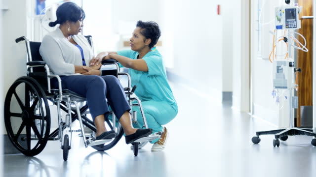 African-American-Mitarbeiterinnen-und-behinderte-Patienten-consult