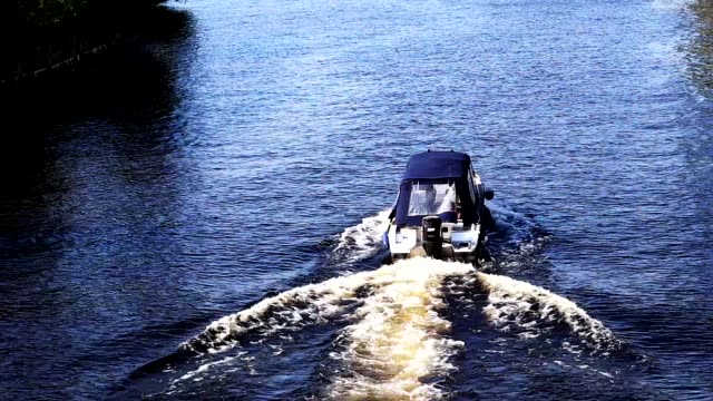 Wenig-bedeckt-private-Motorboot-sezieren-die-Fluss-Oberfläche