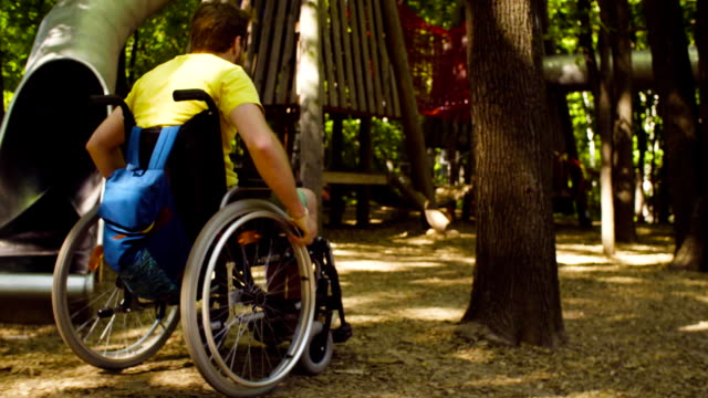 Desactiva-el-joven-hombre-en-silla-de-ruedas-en-el-Parque