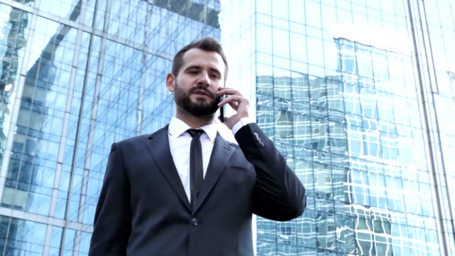 Hombre-de-negocios-hablando-en-teléfono,-oficina-exterior-de-pie