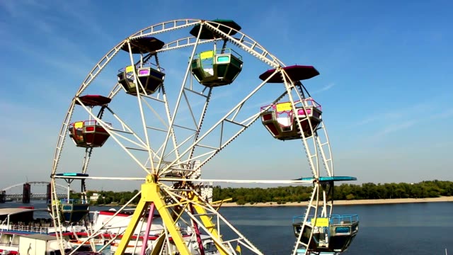 Ferris-wheel-against-the-background-of-the-river