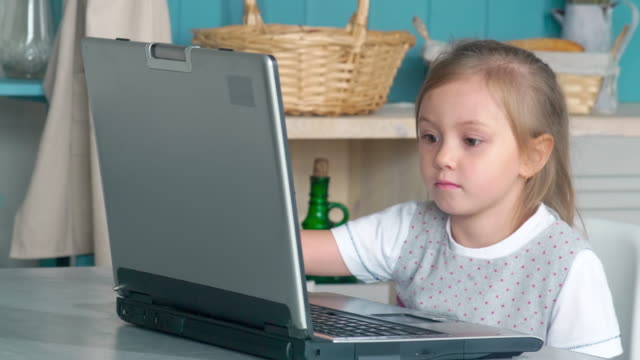 Niedliche-kleine-Mädchen-beobachten-Cartoon-auf-Laptop
