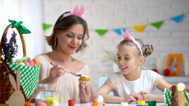 Madre-e-hija-glaseado-pasteles-hechos-en-casa-y-decorar-con-chispitas