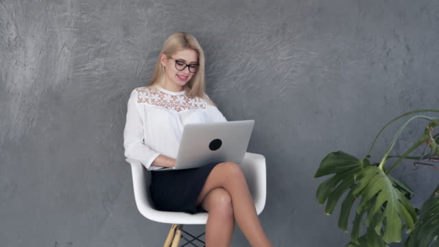 Mujer-de-negocios-trabajando-en-ordenador-portátil