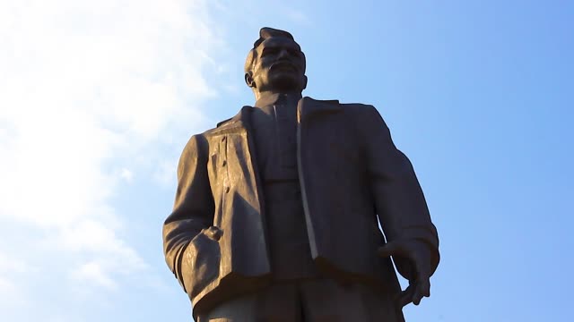 Artem-Statue-Zeitraffer-Himmel---Donezk-Ukraine