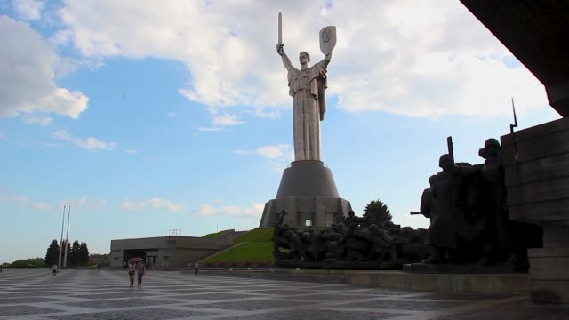 Mutter-Rodina-Giant-Statue-Kiew-Ukraine