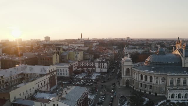 Luftbild-auf-Odessa-Oper-und-Ballett-Theater-während-der-Winterzeit-bei-Sonnenuntergang
