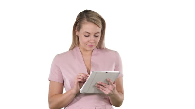 Niedlich,-schöne-Mädchen-mit-Tablet-auf-weißem-Hintergrund