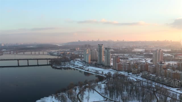 Vista-aérea-de-la-ciudad-del-distrito-de-Kiev-de-Obolon-en-invierno,-Ucrania