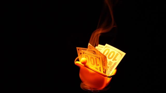 gelbe-Handtasche-Geld-Dollar-Rauch-niemand-dunklen-Hintergrund-HD-Filmmaterial