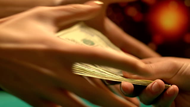 Männlicher-Pokerspieler,-der-Geld-für-Spiel,-Spielsucht,-Casino-Club-austauscht