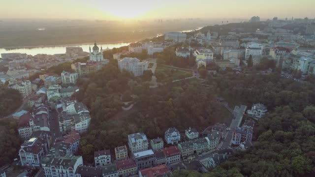 Kyiv-(Kiev)-casco-antiguo-en-las-luces-del-amanecer.-Vista-aérea-de-Kiev,-Ucrania