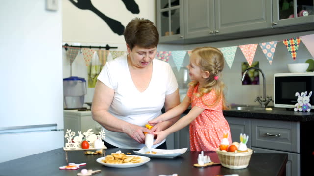 Little-Girl-Spaß-mit-Oma-beim-Kochen