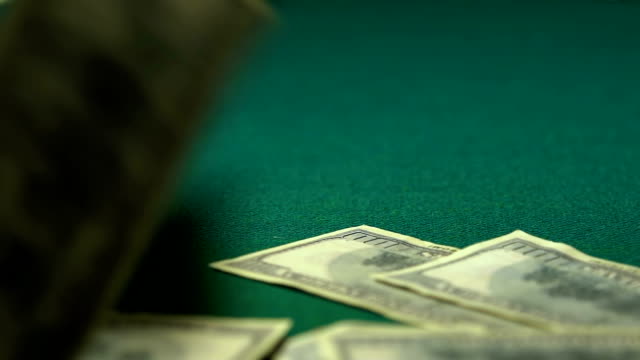 Muchos-billetes-de-cien-dólares-cayendo-a-la-mesa-verde,-ganando-gran-Jackpot,-primer-plano