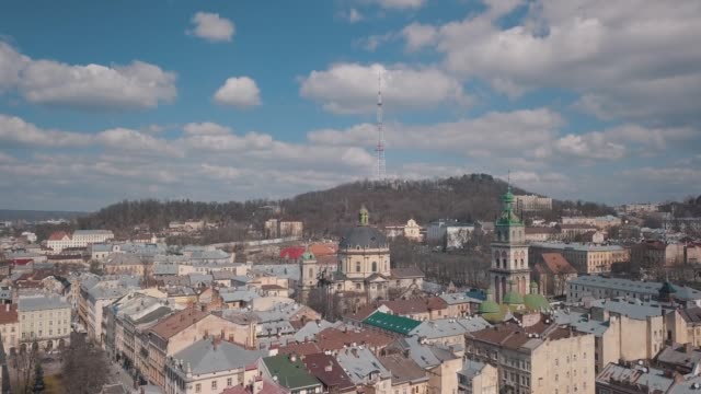 Ciudad-aérea-de-Lviv,-Ucrania.-Ciudad-Europea.-Zonas-populares-de-la-ciudad.-Dominicana