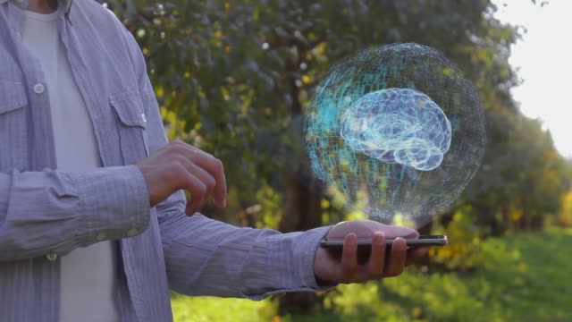 Bauer-zeigt-Hologramm-mit-menschlichem-Gehirn