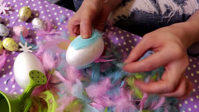 Mujer-con-decoración-de-Pascua-huevo-y-pluma