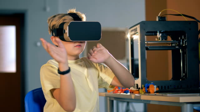 Boy-en-3D-cascos-de-realidad-virtual-estudian-tecnolgies-innovadoras-en-el-laboratorio-escolar.-4k.