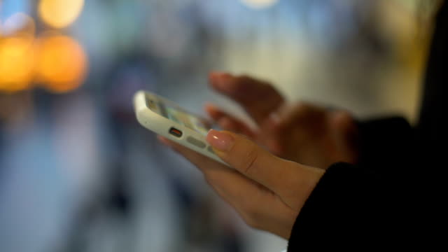 Lady-tippen-auf-Smartphone,-im-Einkaufszentrum-stehen,-kostenlose-WLAN-Verbindung