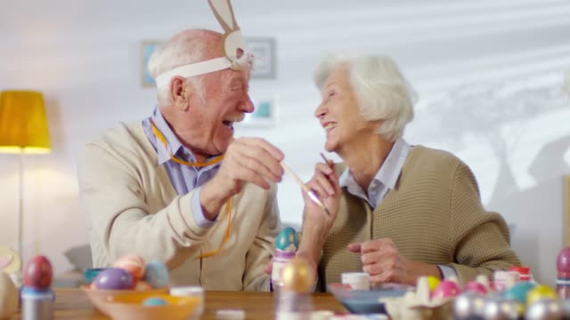 Fröhliche-Senioren-Paare-bereiten-sich-auf-Ostern