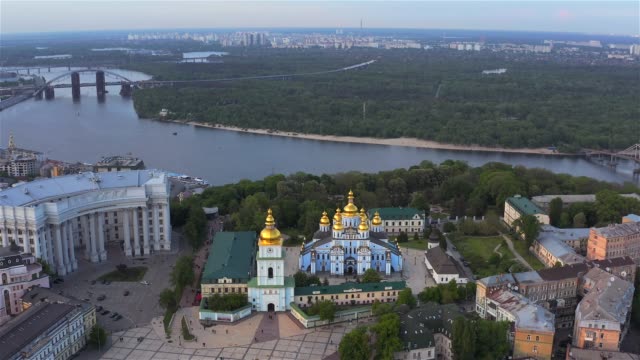 Vista-aérea-del-monasterio-de-San-Miguel-de-oro-abovedado,-el-Ministerio-de-Asuntos-Exteriores-y-la-Catedral-de-Santa-Sofía-en-Kiev,-Ucrania