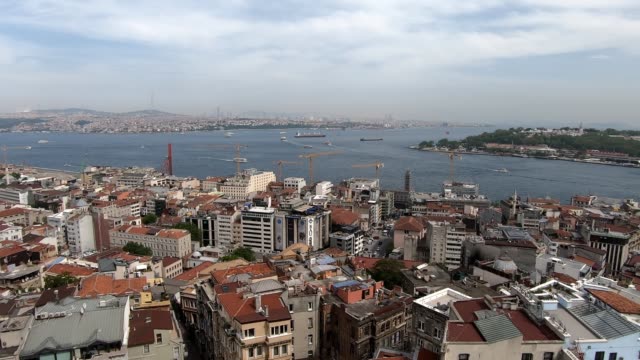 Meerblick-in-Istanbul,-viele-Schiffe,-Häuser,-schöner-Himmel.-Stadtarchitektur.-schöner-Zeitraffer