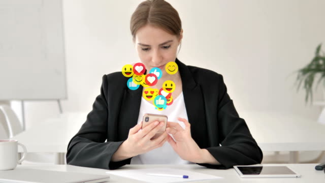 Junge-Geschäftsfrau-mit-Smartphone,-Kommentare,-Emoji-und-Likes