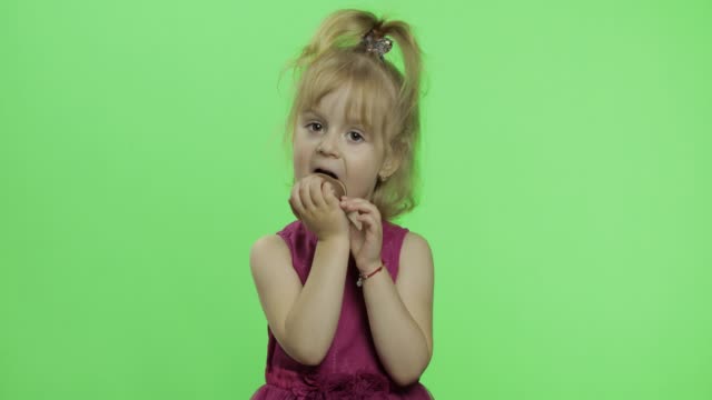 Girl-in-purple-dress-with-chocolate-egg.-Happy-four-years-old-child.-Chroma-Key