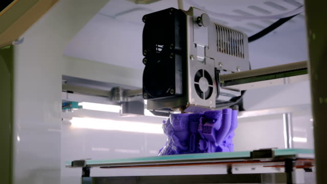 Máquina-de-impresión-3D-que-fabrica-el-modelo-de-plástico