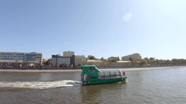 Pleasure-boat-on-the-Moscow-river