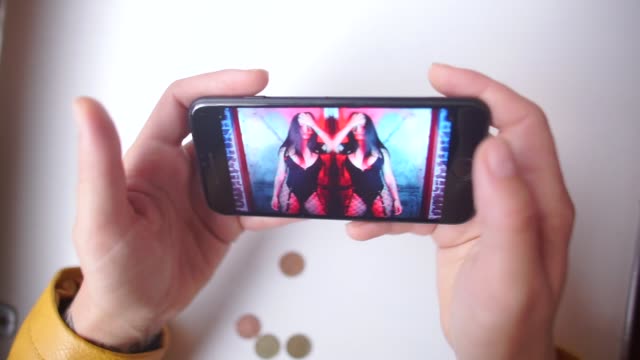 demonstration-of-the-video-on-the-smartphone-screen